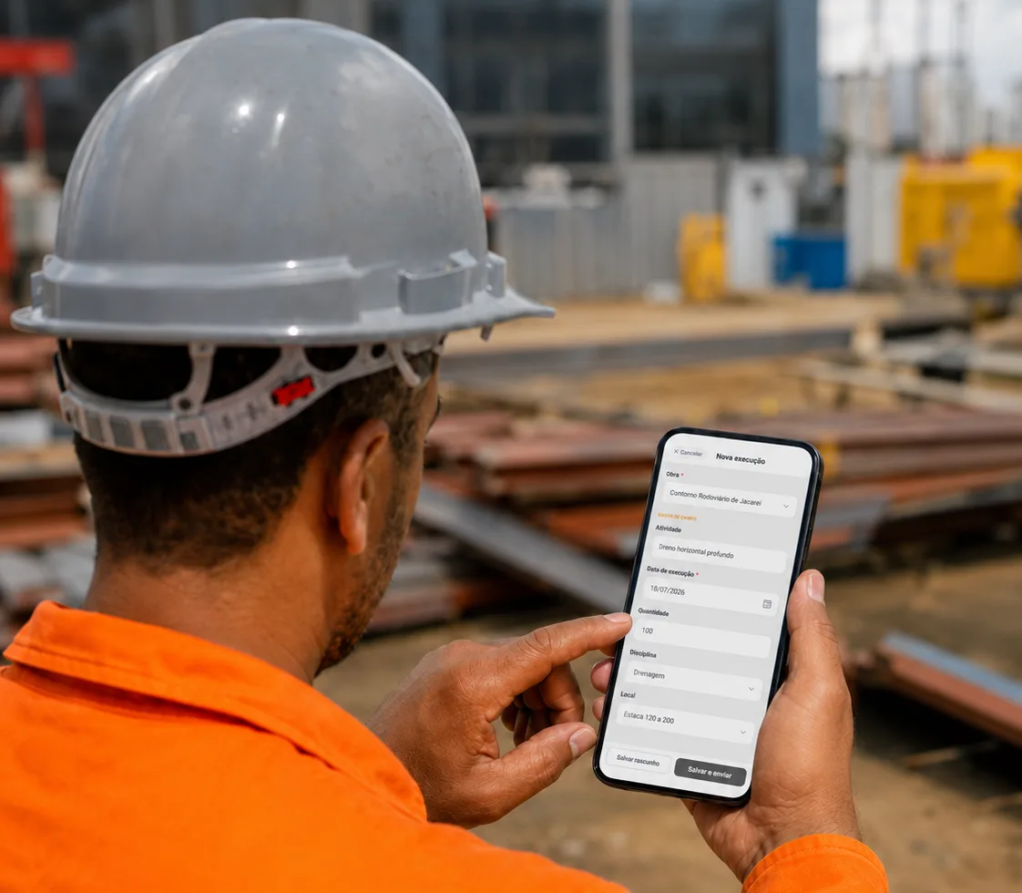 Trabalhador de capacete e colete refletivo lançando uma nova execução pelo módulo Campo do QualiT no celular, em canteiro de obras.